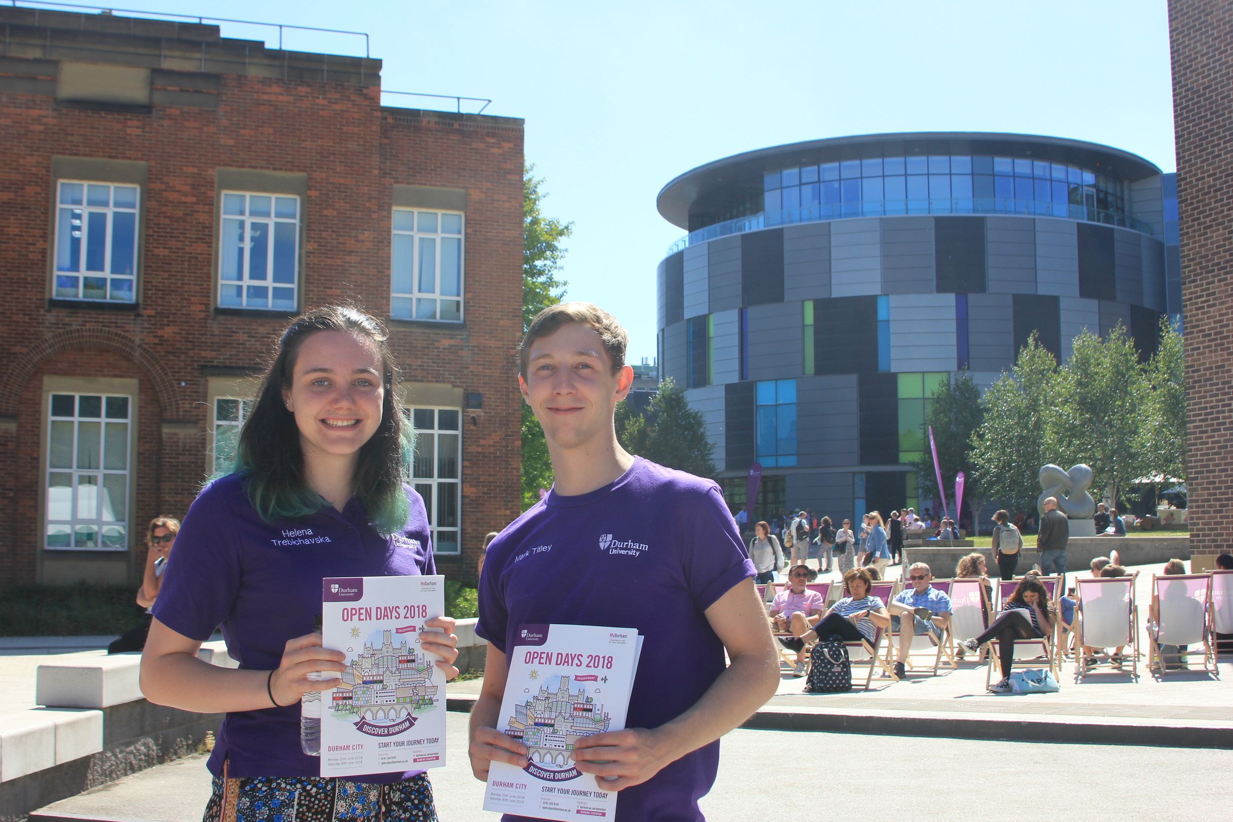 TTwo 一本道无码 students on campus with open day brochures